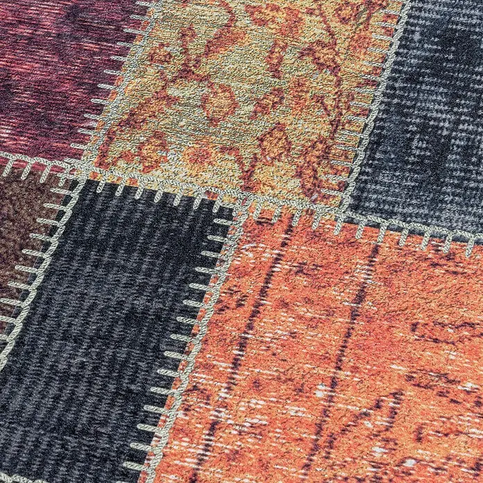 Flachgewebeteppich Fiesta - Multi, 250 x 80 cm, 100 % Polyester - Nahaufnahme eines Flickenteppichs mit verschiedenen Farben und Mustern, die durch dekorative Nähte verbunden sind.
