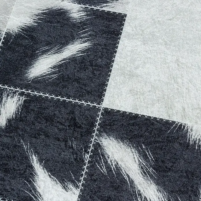 Flachgewebeteppich Fiesta - Schwarz/Weiß, 290 x 200 cm, 100 % Polyester - Nahaufnahme eines stilvollen Teppichs mit einem einzigartigen Kuhfellmuster und dekorativen Ziernähten für einen modernen Look.