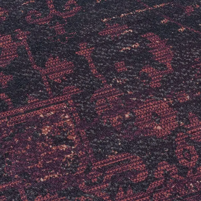 Flachgewebeteppich Fiesta - Rot, 230 x 160 cm, 100 % Polyester - Nahaufnahme eines dunkel gemusterten Teppichs mit floralen Elementen in Rot- und Lilatönen. Ein stilvolles Detail für Ihr Zuhause.