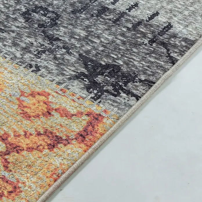 Flachgewebeteppich Fiesta - Multi, 250 x 80 cm, 100 % Polyester - Nahaufnahme eines Teppichs mit abstraktem Design in Grau-, Schwarz-, Orange- und Gelbtönen, der auf einem hellen Boden liegt.