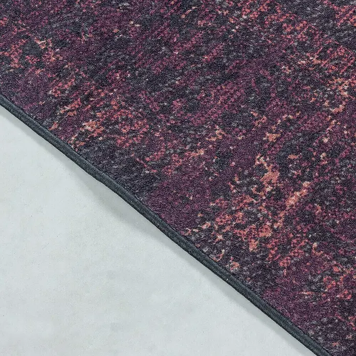Flachgewebeteppich Fiesta - Rot, 230 x 160 cm, 100 % Polyester - Nahaufnahme eines Teppichs mit einem abstrakten Muster in Lila- und Rottönen, der auf einem hellen Untergrund liegt.