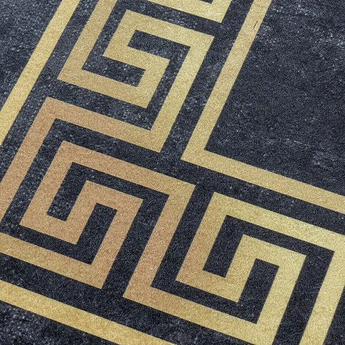 Flachgewebeteppich Fiesta - Schwarz/Gold, 150 x 80 cm, 100 % Polyester - Nahaufnahme eines Teppichs mit einem klassischen griechischen Mäandermuster in Gold und Dunkelblau. Elegantes Design für stilvolle Räume.