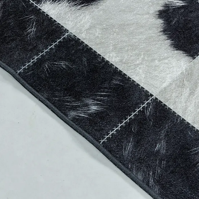Flachgewebeteppich Fiesta - Schwarz/Weiß, 290 x 200 cm, 100 % Polyester - Nahaufnahme eines schwarz-silbernen Teppichs mit Ziernaht, der ein modernes Design und hochwertige Verarbeitung zeigt.