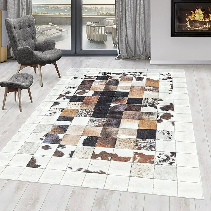 Flachgewebeteppich Fiesta - Weiß/Braun, 150 x 80 cm, 100 % Polyester - Bild eines rechteckigen Kuhfellteppichs mit quadratischem Design, der einem Raum mit modernem Interieur Wärme verleiht.