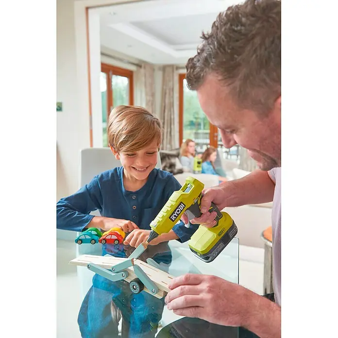 Ryobi ONE+ Akku-Kombihammer R18SDS-125S - 18 V, 1 Akku, 2,5 Ah, 1,3 J - Vater und Sohn basteln mit einer RYOBI Klebepistole. RYOBI Werkzeug für DIY-Projekte und kreative Freizeitgestaltung mit Familie.