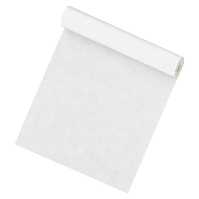 A.S. Création Vliestapete Innova - Weiß, Uni, 10,05 x 0,53 m - Nahaufnahme einer Rolle Backpapier, die teilweise abgerollt ist und ihre helle, saubere Oberfläche zeigt, ideal für die Küche.