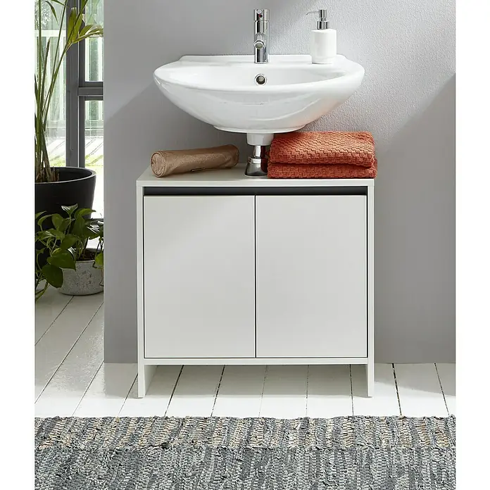 Trendteam Waschtischunterschrank Basic - 60 x 28 x 55 cm, Weiß - Ein Waschbecken mit Unterschrank in einem Badezimmer mit Handtüchern und einem Kosmetikbeutel auf der Ablage.