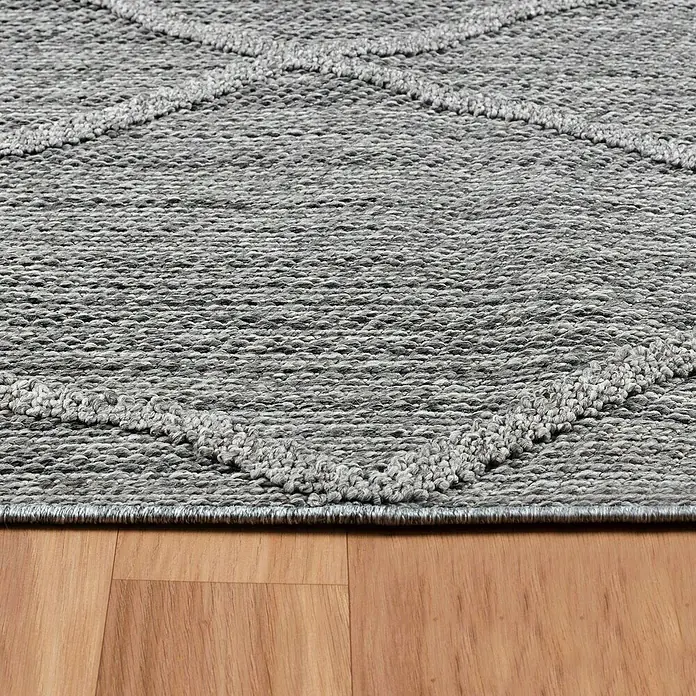 Outdoor-Teppich Patara VI - Grau, 250 x 80 cm, 100 % Polypropylen - Ein grauer Teppich mit geometrischem Muster liegt auf einem Holzboden. Das Produkt ist vielseitig und stilvoll.