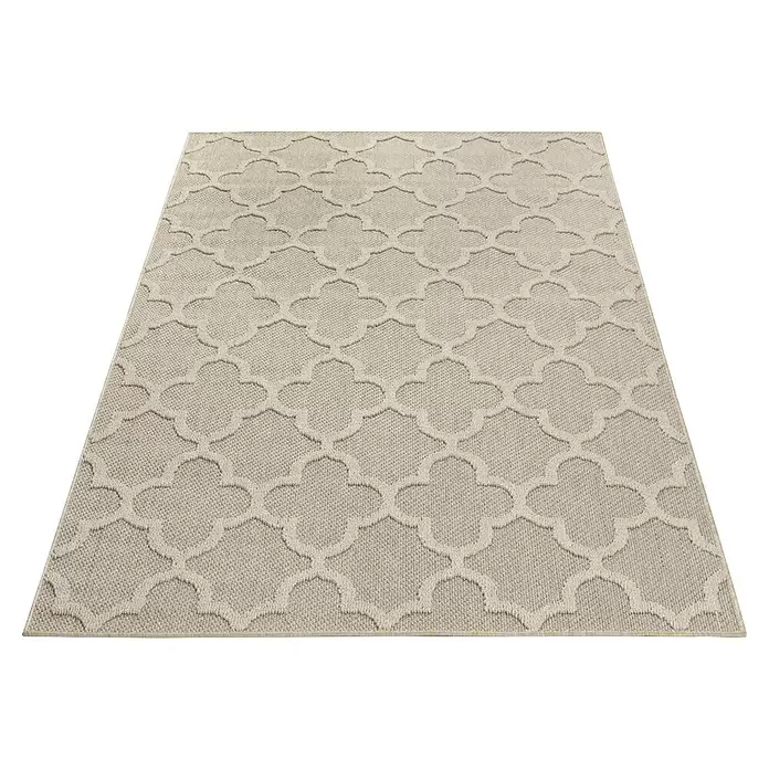 Outdoor-Teppich Patara IV - Beige, 340 x 240 cm, 100 % Polypropylen - Ein hellbeiger Teppich mit erhabenem Kleeblattmuster, schräg betrachtet.