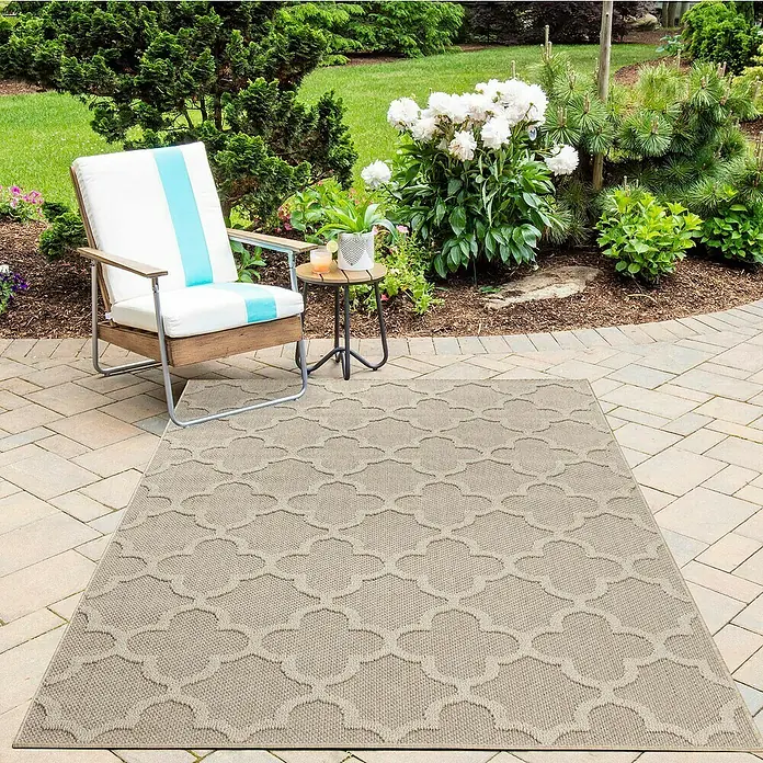Outdoor-Teppich Patara IV - Beige, 340 x 240 cm, 100 % Polypropylen - Ein beigefarbener Outdoor-Teppich mit einem eleganten marokkanischen Muster, der Stil und Komfort auf jede Terrasse bringt.