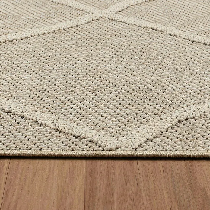 Outdoor-Teppich Patara VI - Beige, 230 x 160 cm, 100 % Polypropylen - Nahaufnahme eines beigen Outdoor-Teppichs mit geometrischem Muster und braunem Rand auf Holzboden.