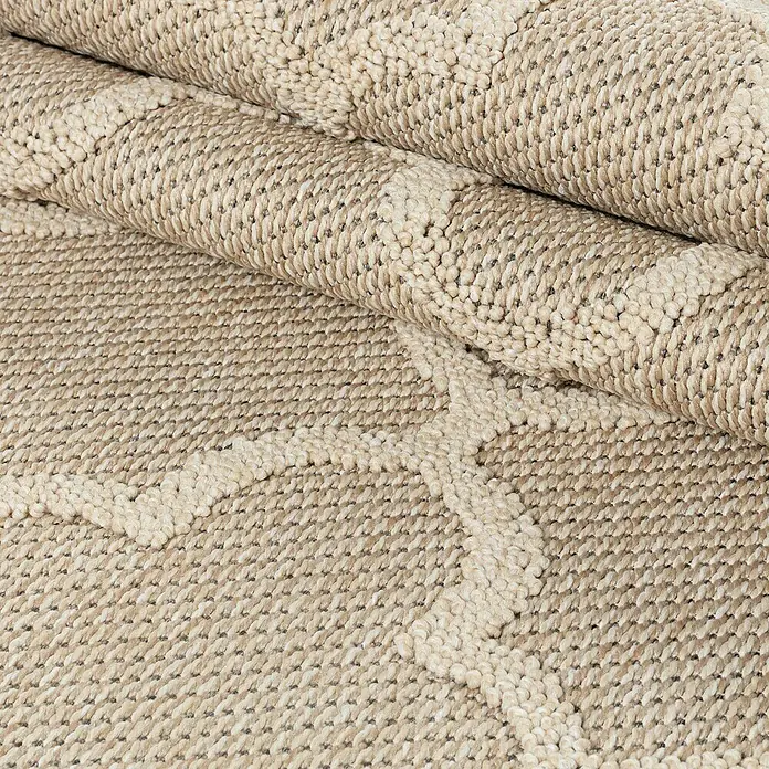 Outdoor-Teppich Patara IV - Beige, 340 x 240 cm, 100 % Polypropylen - Nahaufnahme eines gerollten Teppichs mit einem geometrischen Muster. Die Textur des Teppichs ist deutlich sichtbar.