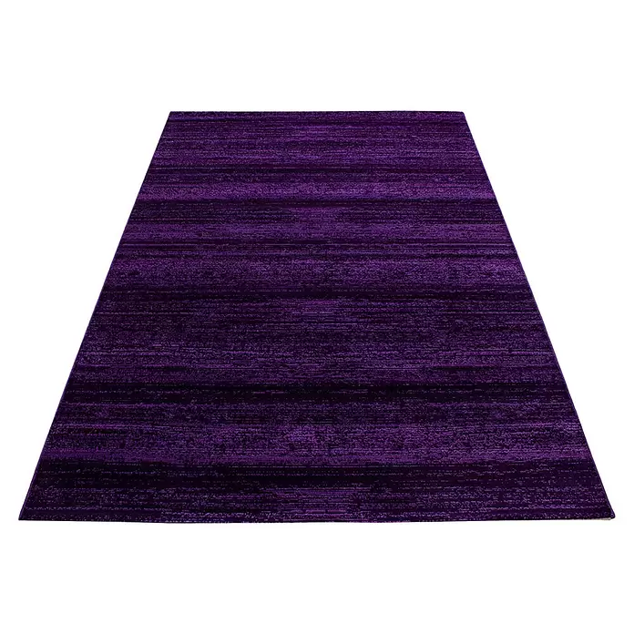 Kurzflorteppich Plus 8000 - Lila, 370 x 280 cm, 100 % Polypropylen - Ein rechteckiger violetter Teppich mit subtilem horizontalem Streifen- und Struktumuster.