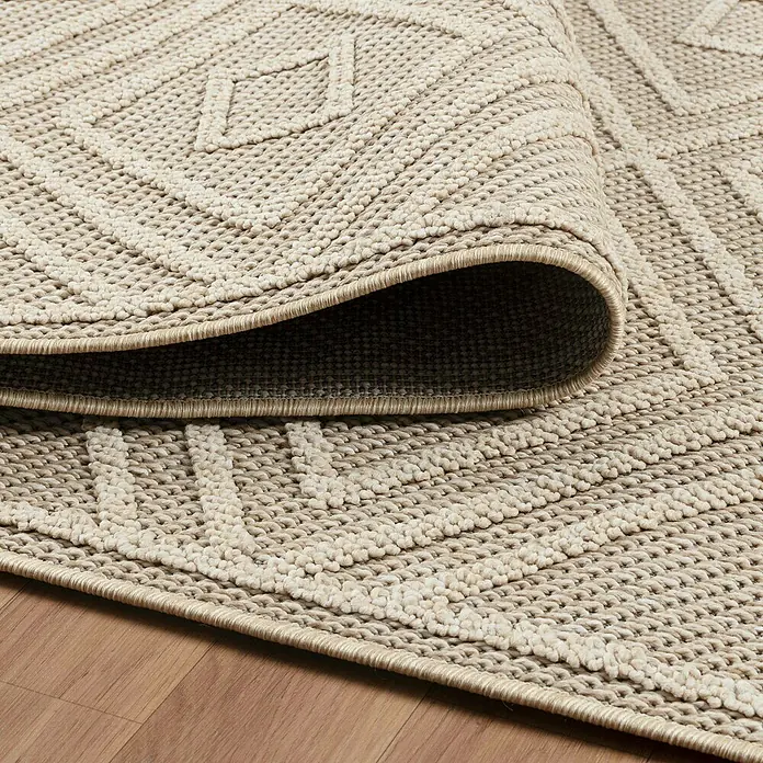 Outdoor-Teppich Patara III - Beige, 250 x 80 cm, 100 % Polypropylen - Nahaufnahme eines gewebten Teppichs mit geometrischem Muster in neutralen Farben, der eine rustikale und einladende Atmosphäre schafft.