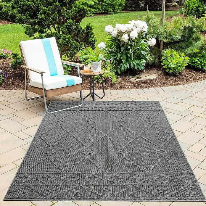 Outdoor-Teppich Patara II - Grau, 250 x 80 cm, 100 % Polypropylen - Das Bild zeigt einen grauen Teppich mit geometrischem Muster im Außenbereich, der eine stilvolle und einladende Atmosphäre schafft.