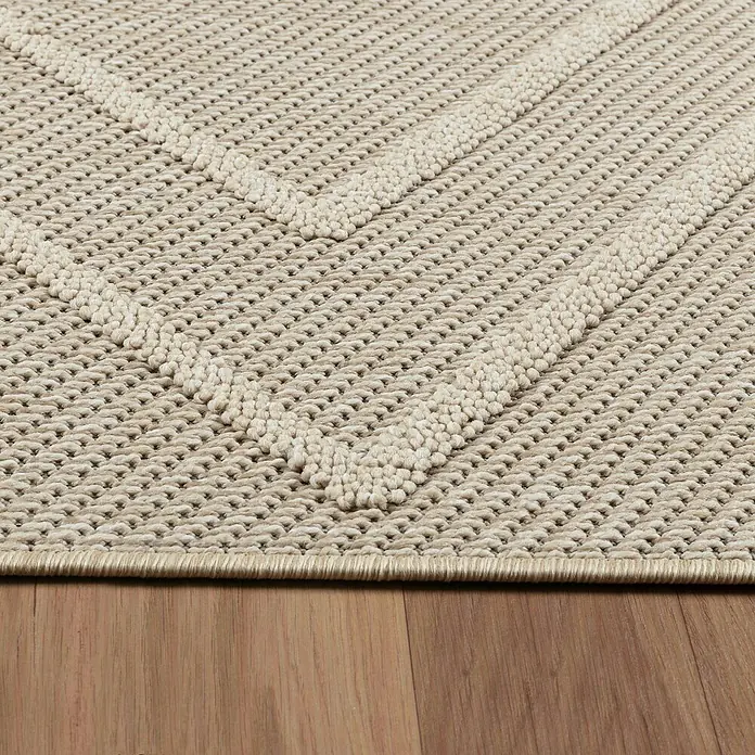 Outdoor-Teppich Patara I - Beige, 230 x 160 cm, 100 % Polypropylen - Nahaufnahme eines beigen Teppichs mit Zickzackmuster und einer feinen Textur, ideal für eine gemütliche Atmosphäre in jedem Raum.