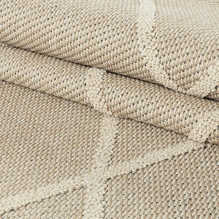 Outdoor-Teppich Patara VI - Beige, 290 x 200 cm, 100 % Polypropylen - Detailaufnahme eines gefalteten, beigen Teppichs mit einem dezenten Muster, das die Textur und Qualität des Materials hervorhebt.