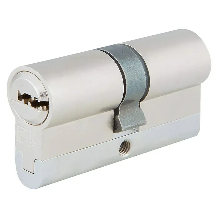 FAC Cilindro de perfil níquel satinado - Longitud total interior: 40 mm, Longitud total exterior: 40 mm, Número de llaves: 5 ud. - Primer plano de un cilindro de perfil FAC hecho de metal plateado, con un agujero para la llave y un agujero roscado para montarlo en una puerta.
