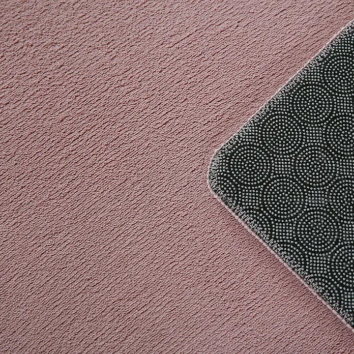 Kurzflorteppich Sky - Rosa, 150 x 80 cm, 100 % Polyester - Detailaufnahme eines rosa Badezimmerteppichs mit rutschfester Unterseite, ideal für Badezimmer und WC.