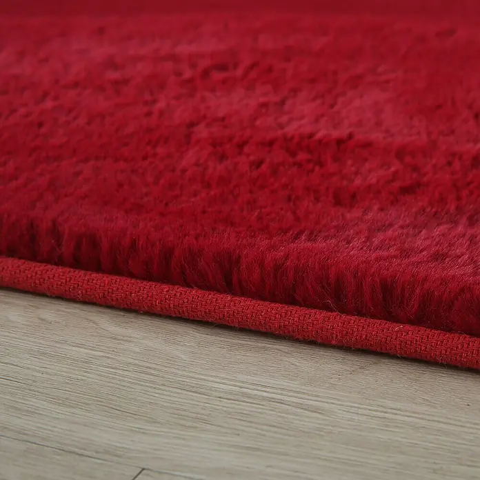 Hochflorteppich Pouffy - Rot, 290 x 200 cm, 100 % Polyester - Detailaufnahme eines roten Teppichs, der die weiche Textur und die dichte Webart hervorhebt. Perfekt für Wohnräume und Schlafzimmer.