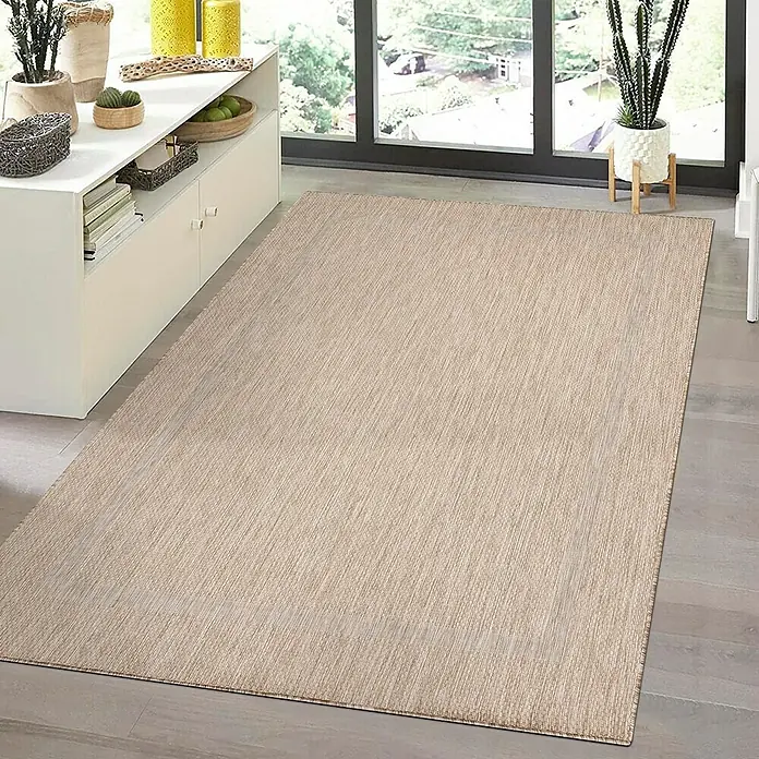 Outdoor-Teppich Relax - Beige, 340 x 240 cm, 100 % Polypropylen - Ein rechteckiger, beiger Teppich liegt auf einem grauen Holzboden und sorgt für ein gemütliches Ambiente in jedem Raum.