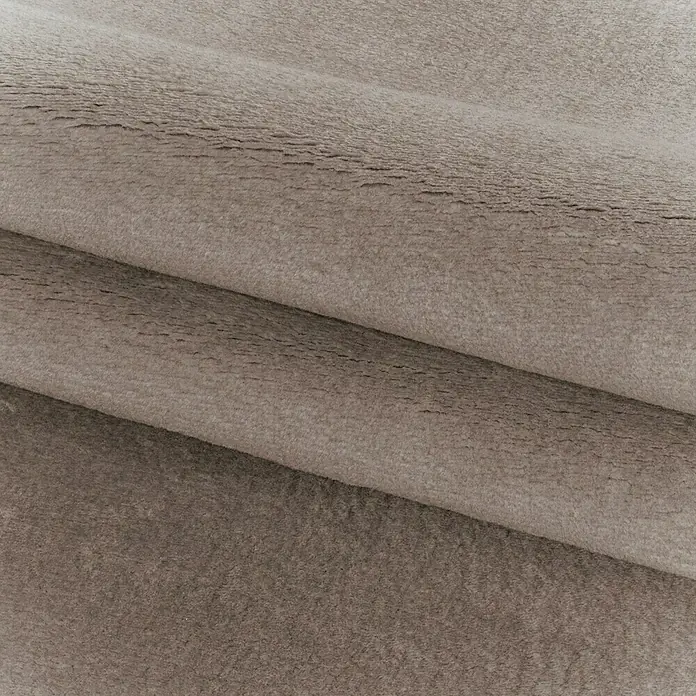 Kurzflorteppich Sky - Beige, 340 x 240 cm, 100 % Polyester - Nahaufnahme eines luxuriösen, beigen Teppichs mit weicher Textur und eleganten Falten, ideal für ein gemütliches Ambiente.