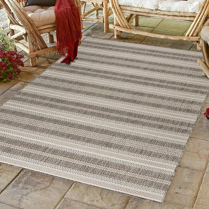 Outdoor-Teppich Sunny V - Beige, 150 x 80 cm, 100 % Polypropylen - Gestreifter Teppich in Braun- und Beigetönen mit detailliertem Webmuster, ideal für Innen- und Außenbereiche.