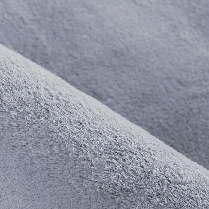 Hochflorteppich Pouffy - Grau, 290 x 200 cm, 100 % Polyester - Detailaufnahme eines weichen, grauen Stoffes, ideal für gemütliche Decken oder Polster. Die Textur lädt zum Anfassen ein.