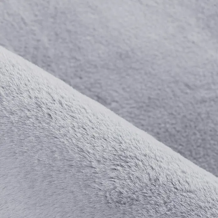 Hochflorteppich Pouffy - Silber, 340 x 240 cm, 100 % Polyester - Nahaufnahme einer weichen, grauen Fleecedecke. Ideal für Komfort und Wärme.