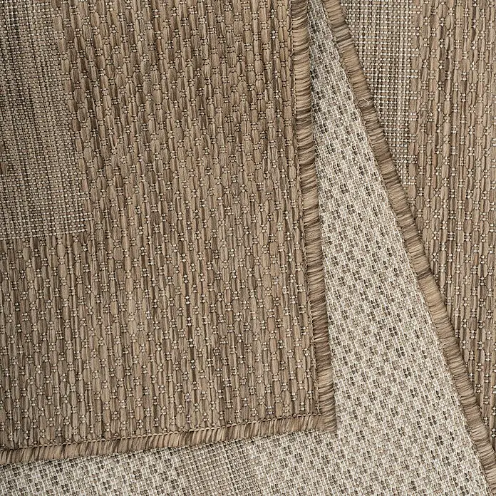 Outdoor-Teppich Relax - Braun, 150 x 80 cm, 100 % Polypropylen - Nahaufnahme eines braunen Teppichs mit gewebter Textur, der seine robuste Konstruktion und sein dezentes Muster zeigt.
