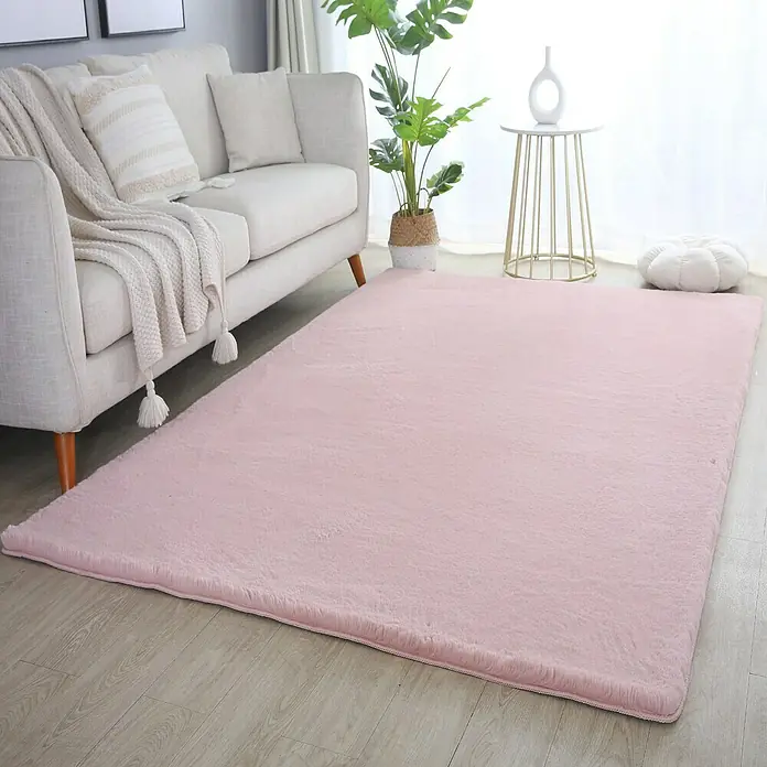 Hochflorteppich Pouffy - Rosa, 170 x 120 cm, 100 % Polyester - Rosa Teppich im Wohnzimmer. Der Teppich ist weich und flauschig und verleiht dem Raum eine warme und gemütliche Atmosphäre.