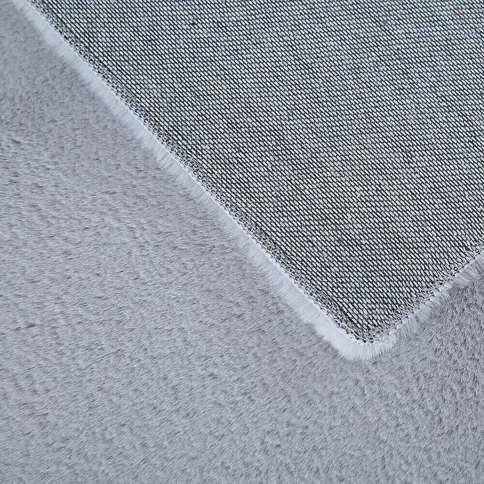Hochflorteppich Pouffy - Silber, 340 x 240 cm, 100 % Polyester - Detailansicht eines grauen Teppichs, der die Textur und Verarbeitung des Materials hervorhebt.