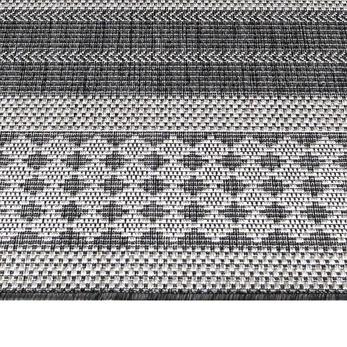 Outdoor-Teppich Sunny VI - Beige, 250 x 80 cm, 100 % Polypropylen - Nahaufnahme eines stilvollen, gestreiften Teppichs in Schwarz- und Grautönen, der eine moderne und elegante Optik bietet. Perfekt, um jedem Raum einen Hauch von Textur zu verleihen.