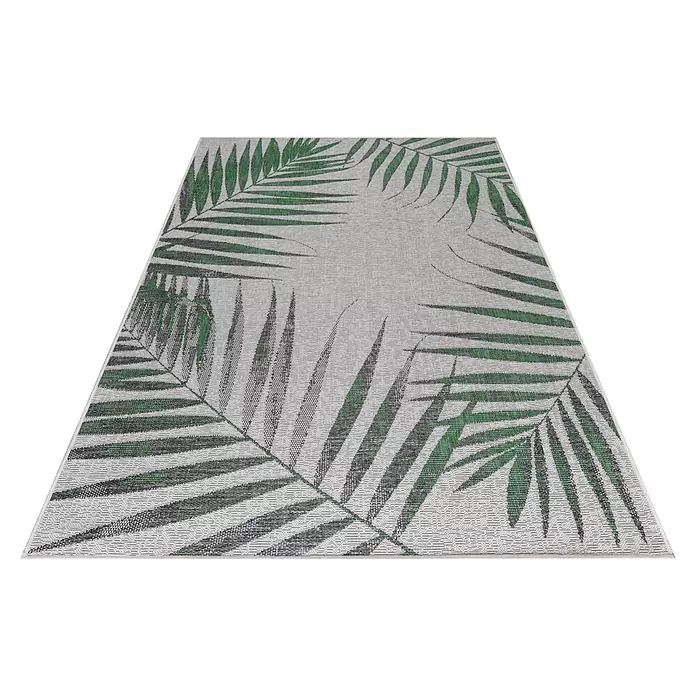 Outdoor-Teppich Sunny II - Grün, 170 x 120 cm, 100 % Polypropylen - Hellgrauer Webteppich mit grünem Palmenblattmuster.