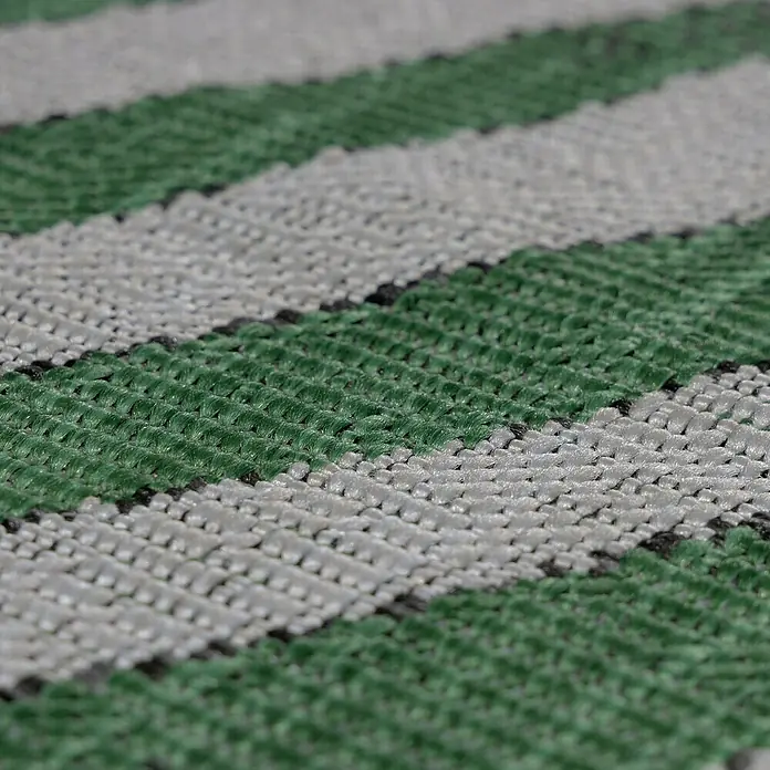 Outdoor-Teppich Sunny II - Grün, 170 x 120 cm, 100 % Polypropylen - Nahaufnahme eines gestreiften Textilgewebes in Grün- und Grautönen, das die Textur und das Muster des Stoffes hervorhebt.