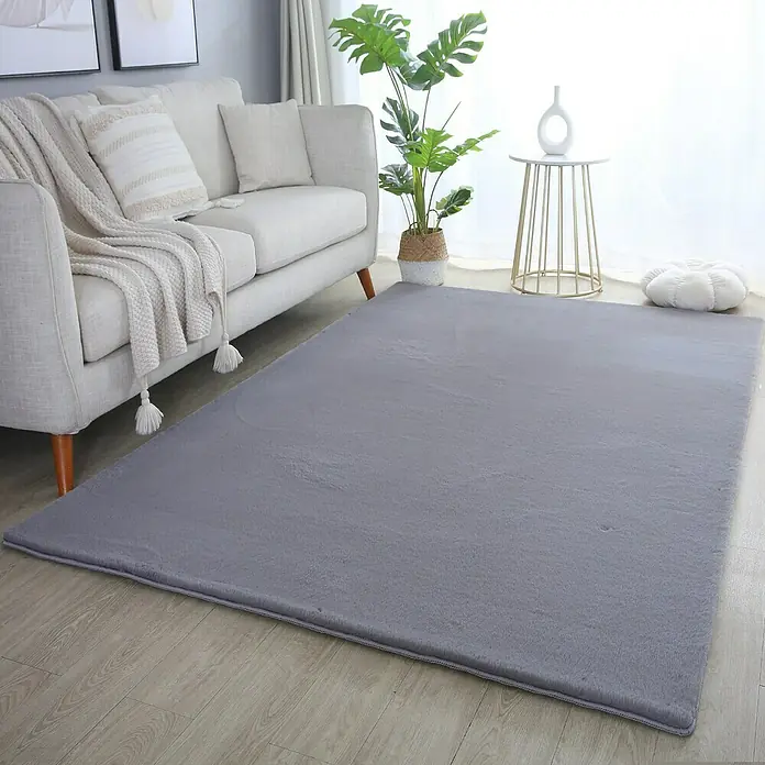 Hochflorteppich Pouffy - Grau, 290 x 200 cm, 100 % Polyester - Ein grauer, weicher Teppich liegt im Wohnzimmer. Er wirkt gemütlich und lädt zum Verweilen ein.