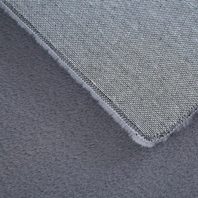 Hochflorteppich Pouffy - Grau, 290 x 200 cm, 100 % Polyester - Nahaufnahme eines grauen Teppichs mit verschiedenen Texturen, die einen interessanten Kontrast bilden und die hochwertige Verarbeitung hervorheben.