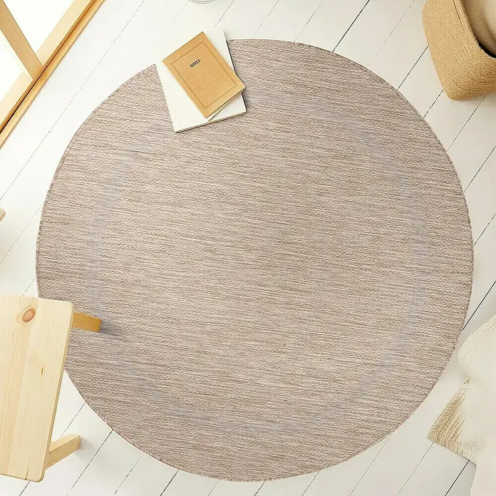 Outdoor-Teppich Relax - Beige, Durchmesser: 200 cm, 100 % Polypropylen - Runder Teppich in neutralen Farbtönen mit subtiler Textur, ideal um jedem Raum Wärme und Stil zu verleihen. Das Buch auf dem Teppich dient als Größenvergleich.