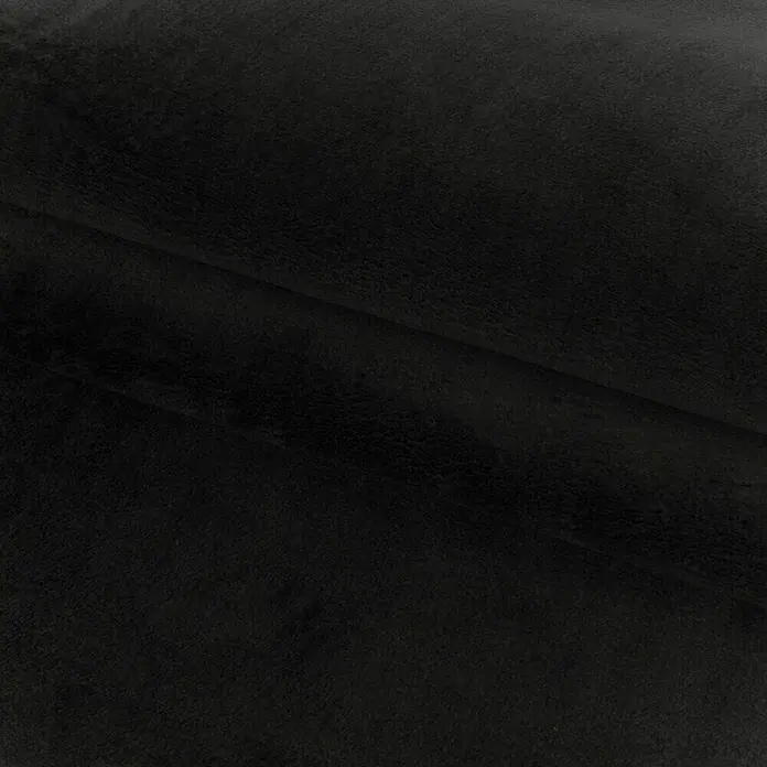 Kurzflorteppich Sky - Schwarz, 230 x 160 cm, 100 % Polyester - Detailaufnahme eines schwarzen Samtstoffes mit weicher Textur und subtilen Falten für elegante Designs.