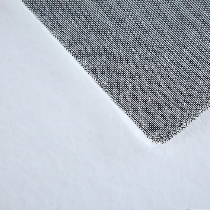 Hochflorteppich Pouffy - Weiß, 250 x 80 cm, 100 % Polyester - Detailansicht eines grauen Teppichs, der auf einer weißen Oberfläche liegt. Das Muster ist deutlich sichtbar.