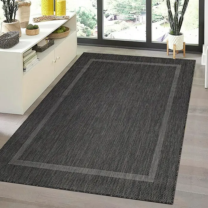 Outdoor-Teppich Relax - Schwarz, 290 x 200 cm, 100 % Polypropylen - Ein grauer Teppich mit einem schmalen, hellgrauen Rand liegt auf einem hellen Holzboden. Der Teppich ist rechteckig und bedeckt einen großen Teil des Raumes.