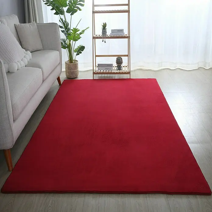 Kurzflorteppich Sky - Rot, 250 x 80 cm, 100 % Polyester - Roter Teppich im Wohnzimmer, der Wärme und Stil verleiht. Der weiche Teppich ergänzt das Sofa und das Regal perfekt.