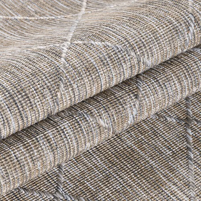 Outdoor-Teppich Zagora II - Beige, 170 x 120 cm, 100 % Polypropylen - Nahaufnahme eines gerollten Teppichs mit einem subtilen Karomuster, der Textur und Tiefe zeigt. Ideal für Bodenbeläge.