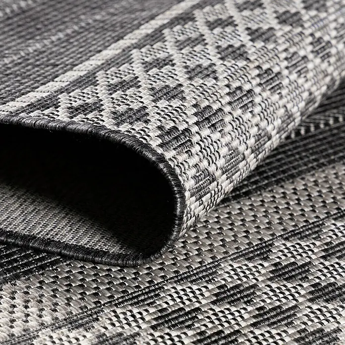 Outdoor-Teppich Sunny VI - Beige, 250 x 80 cm, 100 % Polypropylen - Nahaufnahme eines gewebten Outdoor-Teppichs mit geometrischen Mustern in Grau- und Schwarztönen. Perfekt für Terrasse oder Balkon.