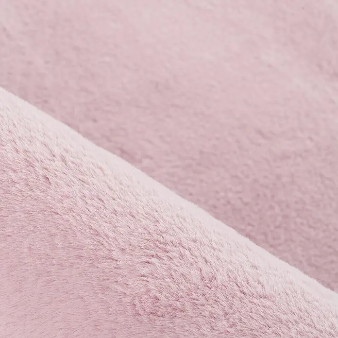Hochflorteppich Pouffy - Rosa, 170 x 120 cm, 100 % Polyester - Nahaufnahme von rosa Plüschstoff mit weicher Textur, ideal für Kuscheldecken oder gemütliche Accessoires.