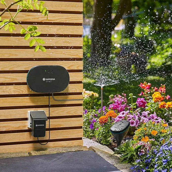 Gardena Smart system Bewässerungssteuerung - Netzbetrieben, 1 -tlg., Passend für: Gardena smart System Sets, Gardena Bewässerungsventil 24 V, Gardena smart Sensor - Das Gardena Smart System zur intelligenten Gartenbewässerung mit Steuerungseinheit und Sensor im Einsatz.