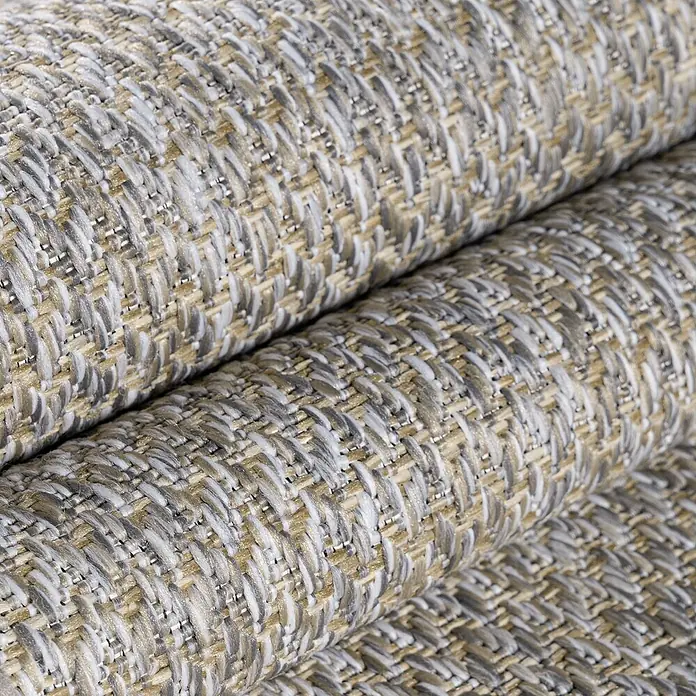 Outdoor-Teppich Zagora I - Beige, 170 x 120 cm, 100 % Polypropylen - Nahaufnahme eines gerollten Textilstoffs mit einem komplexen Webmuster in Grau-, Beige- und Weißtönen, ideal für Polster oder Heimtextilien.