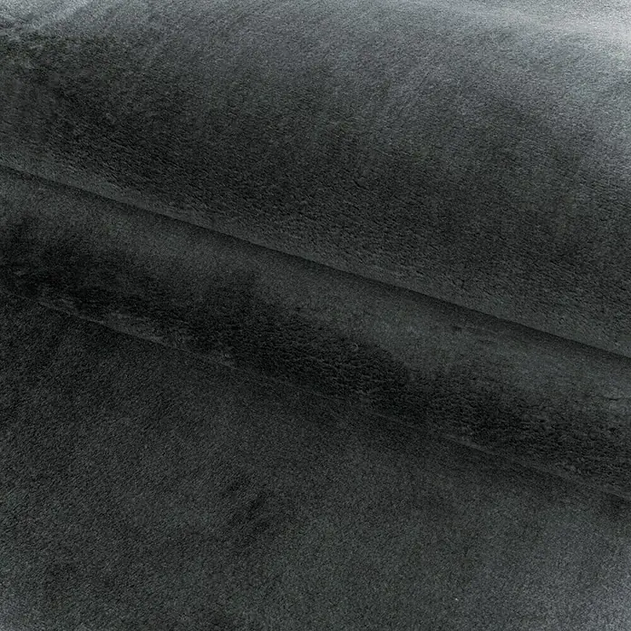Kurzflorteppich Sky - Grau, 290 x 200 cm, 100 % Polyester - Nahaufnahme von dunkelgrauem Samtstoff, der eine weiche und luxuriöse Textur zeigt, ideal für hochwertige Polsterprojekte.