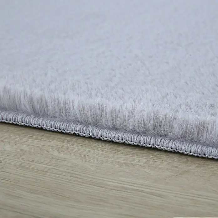 Hochflorteppich Pouffy - Silber, 340 x 240 cm, 100 % Polyester - Nahaufnahme eines hellgrauen Teppichs mit weichen Fasern und einer dekorativen Umrandung, ideal für ein gemütliches Zuhause.