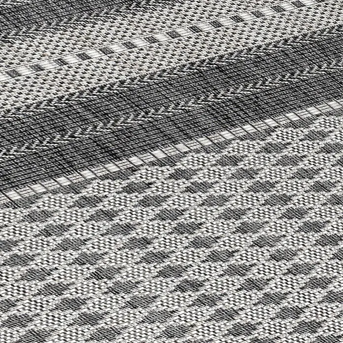 Outdoor-Teppich Sunny VI - Beige, 250 x 80 cm, 100 % Polypropylen - Nahaufnahme eines Tischsets mit einem komplexen Webmuster aus Schwarz und Weiß, das eine elegante Textur zeigt.